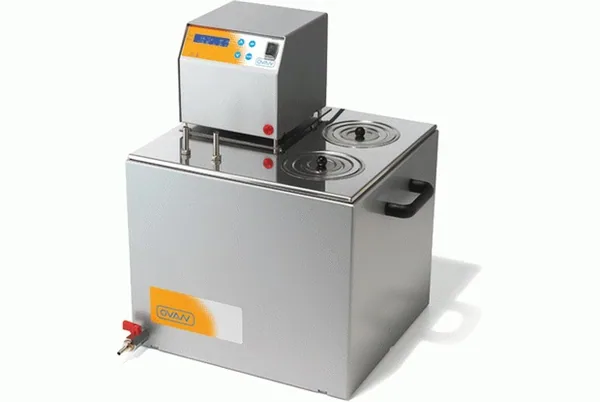 Recirculating water bath with an immersion thermostat
