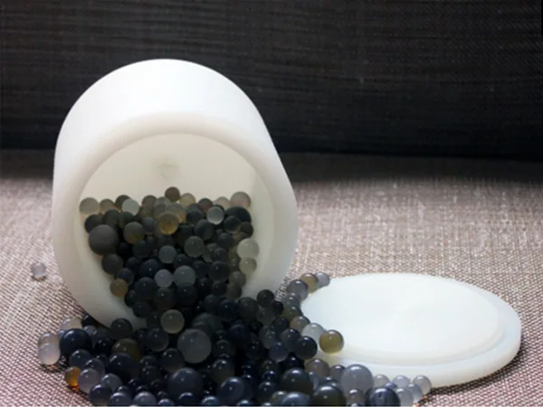Agate grinding jar for a ball mill